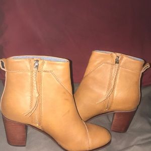 TOMS brown booties👢